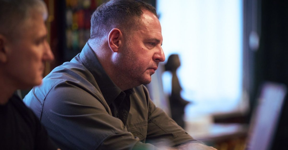 Zelenskio atleistas Jermakas išliejo emocijas: „Išeinu į frontą“