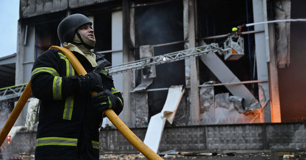 Padaugėjo aukų po Rusijos atakos Kyjive: žuvo 2 žmonės, 38 sužeista, tarp jų vaikas