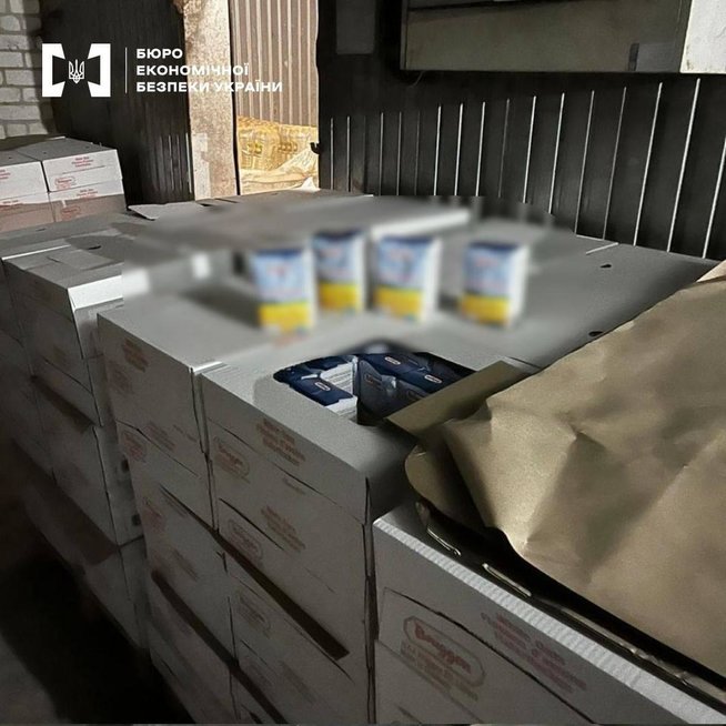Kyjive aptikta pogrindinė dirbtuvė: gamino žinomų prekės ženklų produktų padirbinius (nuotr. Ukrainos Ekonominio saugumo biuro) (nuotr. Telegram)