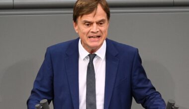 Hamburge sudegė įtakingo Vokietijos kraštutinių dešiniųjų politiko automobilis