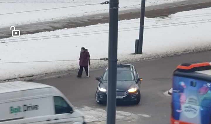 su ramentais – ne šaligatviu, o automobilių keliu