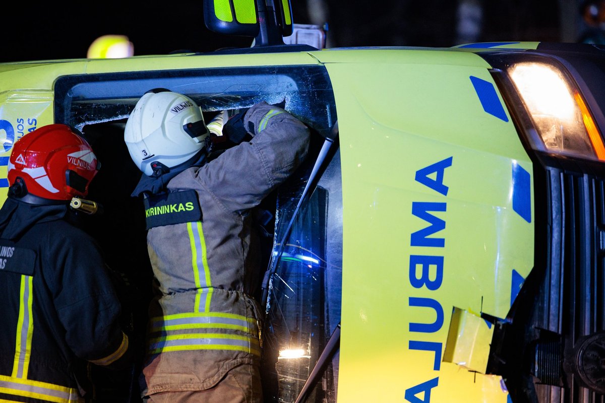 Vilniuje apvirto GMP automobilis: nukentėjo medikė ir pacientas