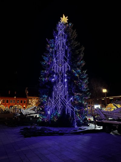 Rotušės aikštėje bandomas Kauno Kalėdų eglės apšvietimas