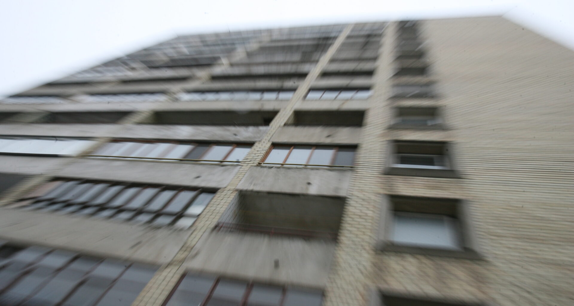 pro langą mato moterį, gulinčią ant grindų