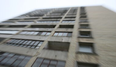 pro langą mato moterį, gulinčią ant grindų