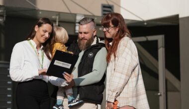 „Mano Būstas“ darbuotoja kalbasi su klientais