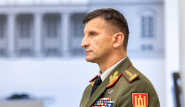 Kariuomenės vadas: nuo biudžeto priklausys, ar ginsimės Molotovo kokteiliais, ar technologijomis