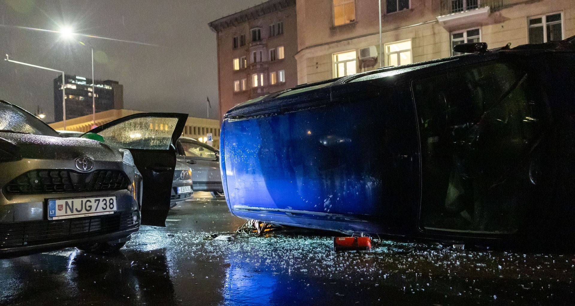 Vilniaus centre - didelė avarija: vienas automobilis apvirto