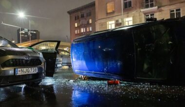 Vilniaus centre - didelė avarija: vienas automobilis apvirto