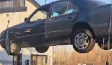 Šiauliuose iš upės ištrauktas automobilis