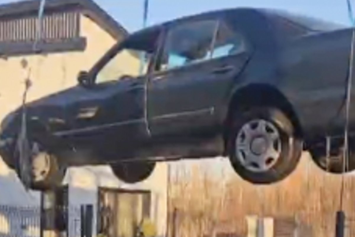 Šiauliuose iš upės ištrauktas automobilis