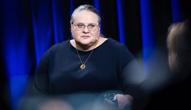 Kritikuoja sprendimą nepanaikinti Nedzinsko teisinės neliečiamybės