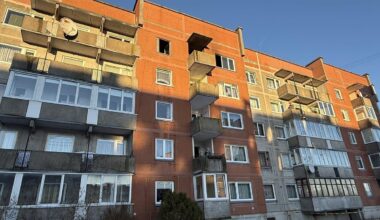 Gargžduose moteris pro langą šoko ugniagesiams žengiant į degantį butą