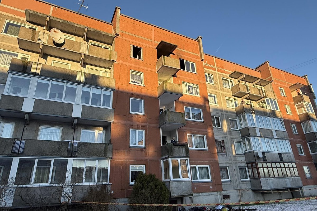 Gargžduose moteris pro langą šoko ugniagesiams žengiant į degantį butą