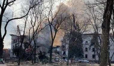 „Šokiai ant kaulų“: Rusija ruošiasi atidaryti Mariupolio dramos teatrą, kuriame žuvo šimtai civilių | Kultūra