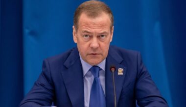 Medvedevas niršta: kuo daugiau Vakarai rems Ukrainą, „tuo baisesnė bus pabaiga“