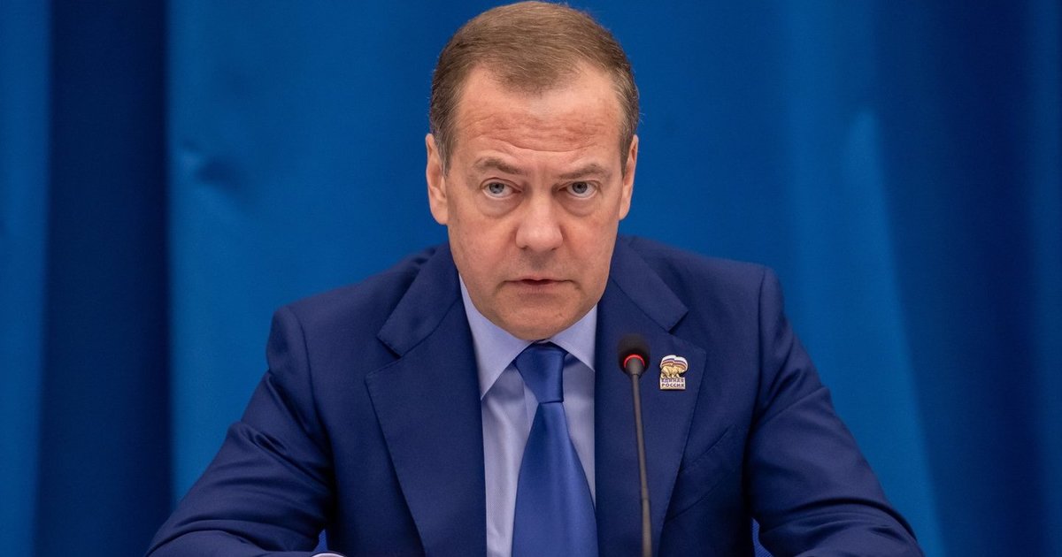 Medvedevas niršta: kuo daugiau Vakarai rems Ukrainą, „tuo baisesnė bus pabaiga“