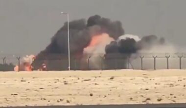 Dubajuje minios akivaizdoje sudužo naikintuvas