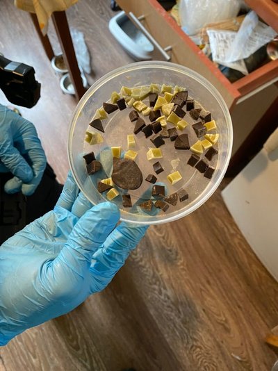 Mamai duodavo iš kanapių pagamintus saldainius