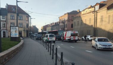 Kauno centre susidūrė autobusas ir automobilis
