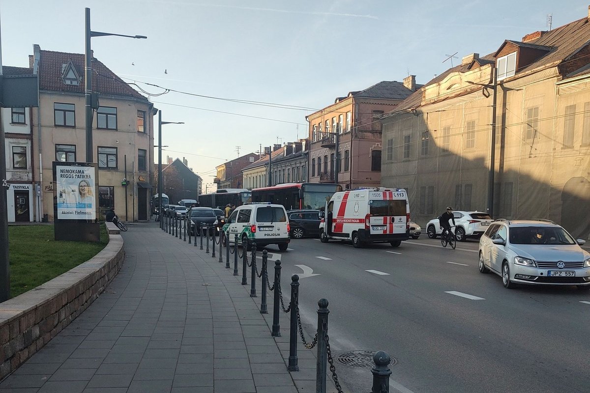 Kauno centre susidūrė autobusas ir automobilis