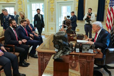 Donaldas Trumpas Baltuosiuose rūmuose susitiko su laikinuoju Sirijos preazidentu