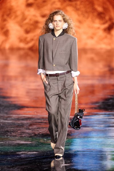 Savo kolekcijos pristatymą M. Blazy pradėjo būtent nuo šio kostiumo.