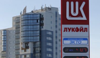 Kremliaus marionete išvadinta bendrovė atsisakė pirkti „Lukoil“ turtą