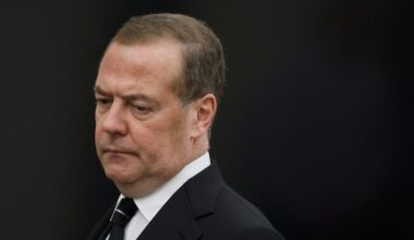 Medvedevas atkirto Macronui dėl karo pabaigos: „Datą nustatys Maskva“