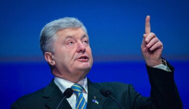 Ukrainą purto korupcijos skandalas: Porošenka pateikė raginimą visam ministrų kabinetui