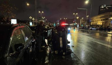 Avarija prie Seimo – susidūrė 5 automobiliai, vienas apvirto