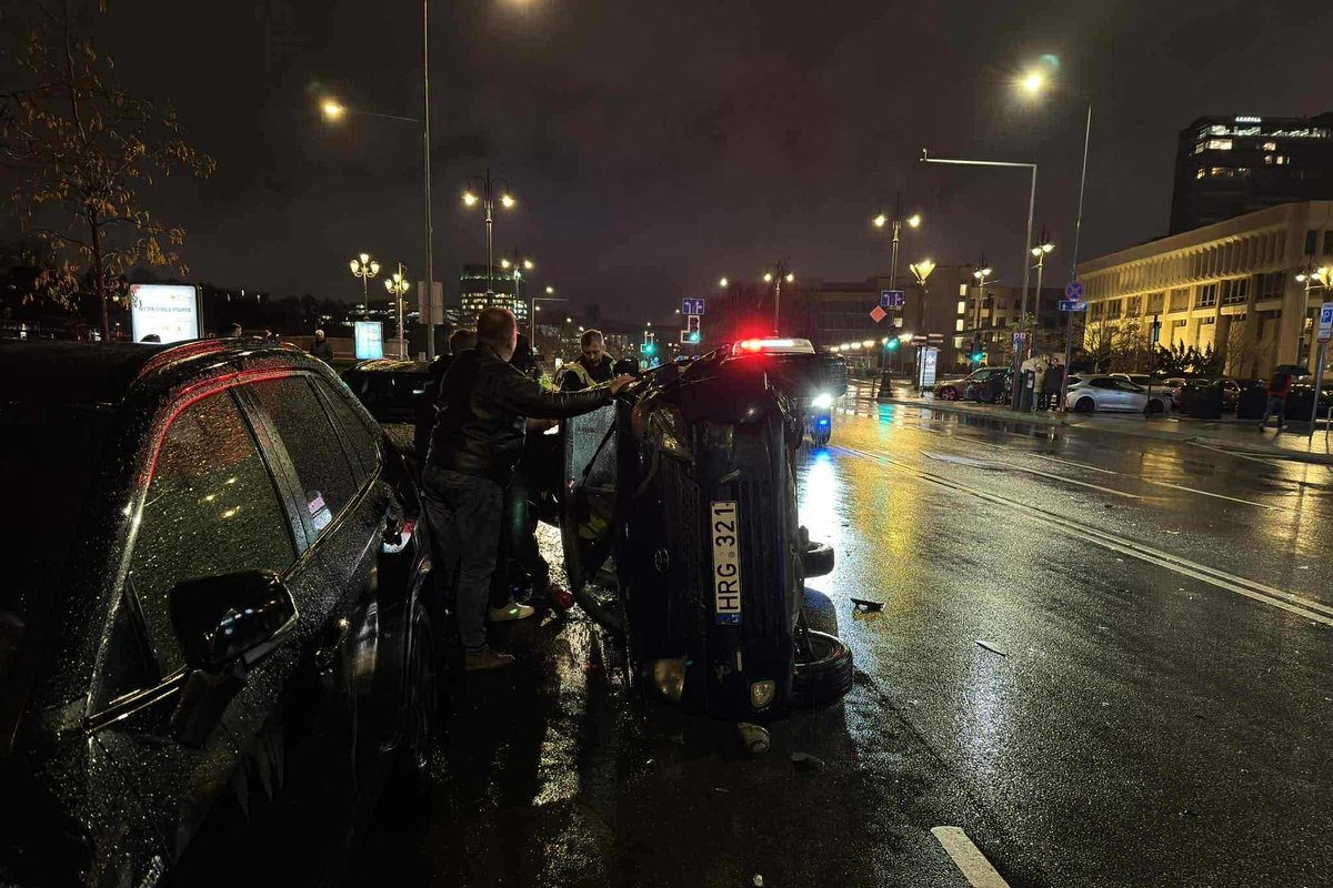 Avarija prie Seimo – susidūrė 5 automobiliai, vienas apvirto