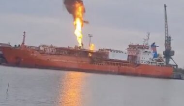 Karas Ukrainoje. Ukrainoje po rusų atakos užsidegė suskystintas naftos dujas gabenantis laivas - Delfi