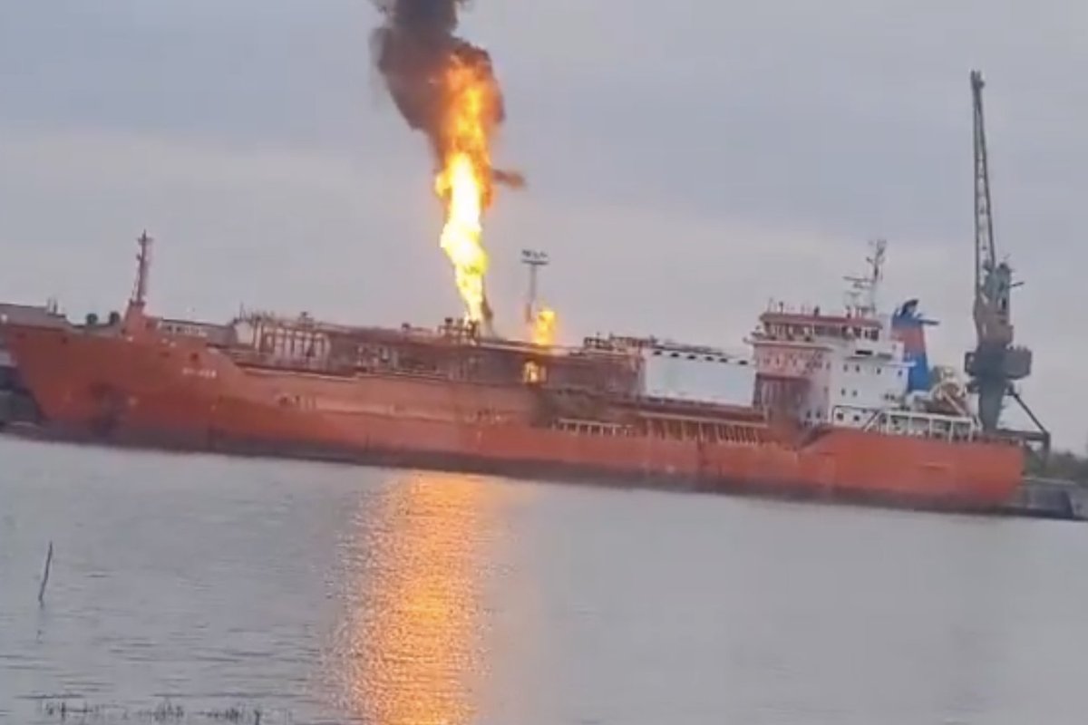 Karas Ukrainoje. Ukrainoje po rusų atakos užsidegė suskystintas naftos dujas gabenantis laivas - Delfi