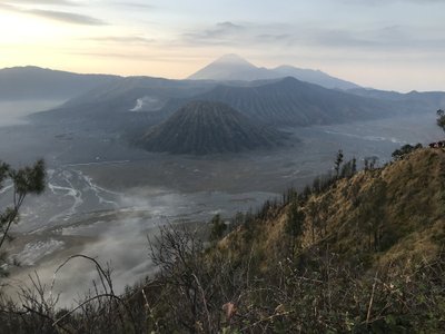 Vaizdas į Bromo kalną kylant saulei