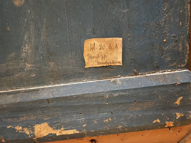 Karolinos Koroliovos-Barkovos nuotr./Lipdė paveikslo nugarinėje pusėje su depozitiniu numeriu. Fot. Karolina Koroliova-Barkova