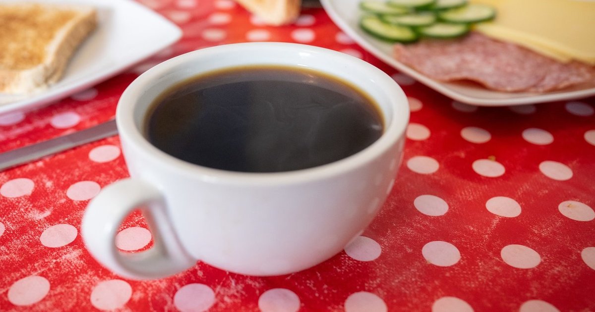 Prieš gerdami kavą ryte padarykite tai: organizmas jums padėkos