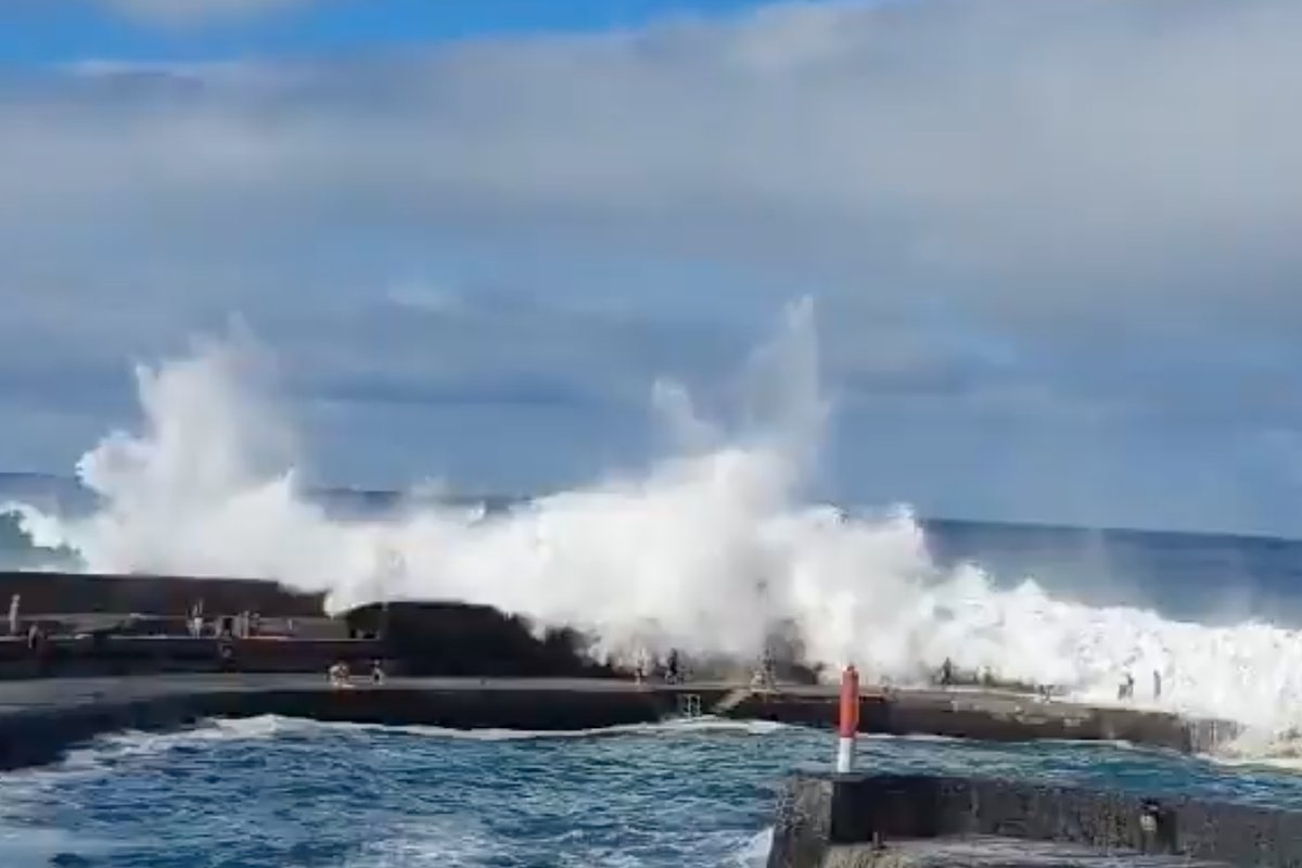 Didžiulė banga Tenerifėje į jūrą nuplovė žmones