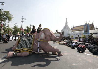 Mirusios Tailando karalienės garbei Bankoke surengtas dramblių paradas