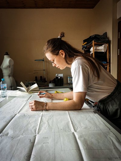 Odeta Rickevičė dirba tik su verslo klientais – kuria drabužių modelius, konstrukcijas ir lekalus įvairiems prekės ženklams. Vieno gaminio parengimas iki profesionalaus rezultato trunka nuo dviejų dienų iki dviejų savaičių.