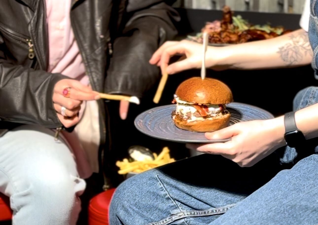 Žinomam restoranui teismo ir kalbos inspekcijos smūgis: teks nukabinti iškabą