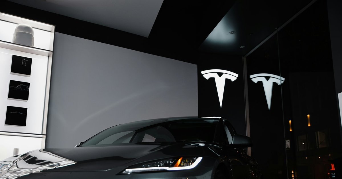 „Tesla Model 2“ su pilna įkrova nuvažiuos 1500 kilometrų? Ekspertai griauna internautų mitus