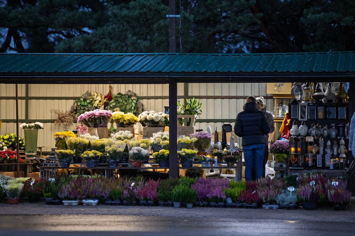 Vilniaus kapinės penktadienio vakare – dar apytuštės