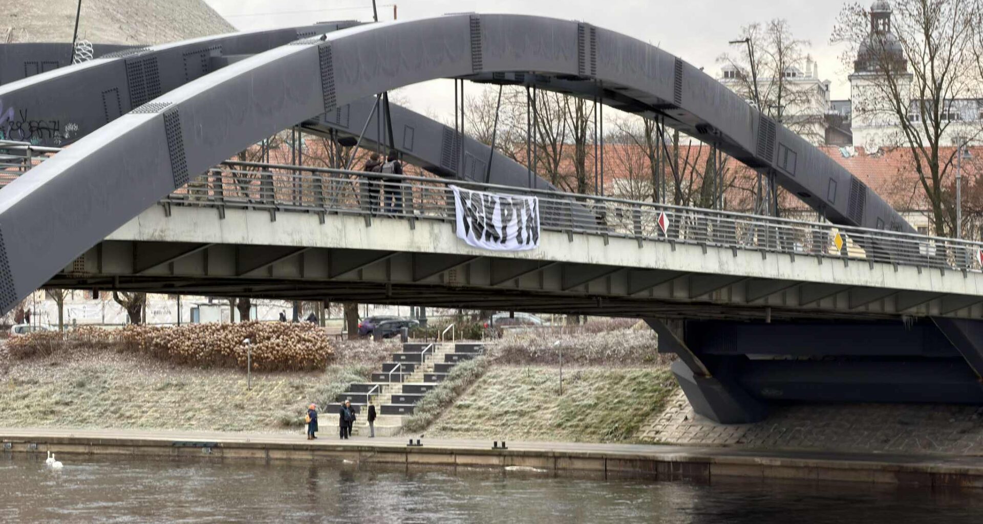 Ant Mindaugo tilto pastebėtas provokuojantis plakatas