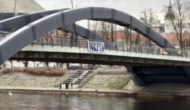 Ant Mindaugo tilto pastebėtas provokuojantis plakatas