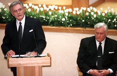 Valdas Adamkus ir Algirdas Brazauskas 1998 m. vasario 26 dieną. V. Adamkus Seime taria prezidento priesaikos žodžius