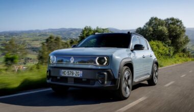 „Lietuvos metų automobilis 2026“ dalyvis: požiūrį į elektromobilius norintis pakeisti „Renault 4 e-Tech“