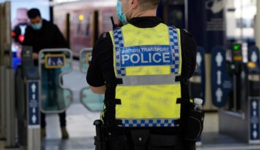 Kruvinas išpuolis traukinyje: 10 žmonių atsidūrė ligoninėje, sulaikyti įtariamieji