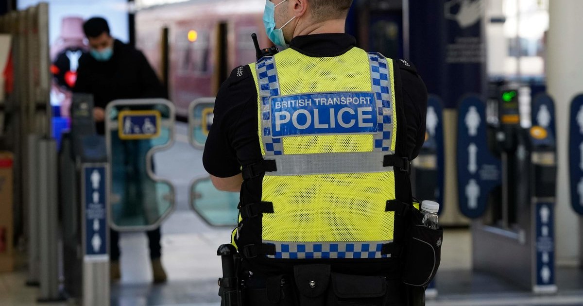 Kruvinas išpuolis traukinyje: 10 žmonių atsidūrė ligoninėje, sulaikyti įtariamieji