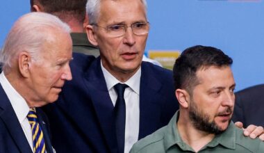 Buvęs NATO vadovas prisiminė lemtingą Zelenskio skambutį: „Visi bijojome dėl gyvybės“